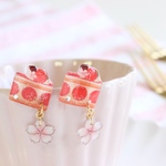 春苺のスクエアケーキ＊桜ピアス