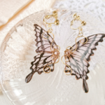 命の蝶のイヤリング〜Rose fragrance〜（Earrings of butterfly〜Rose fragrance〜）