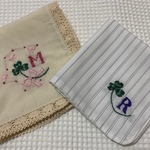 [M様オーダー] 刺繍ハンカチ2枚セット☆クローバーとイニシャル