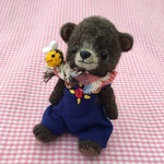 ハンドメイド　ハチさんと一緒に日向ぼっこ中のクマちゃんあみぐるみテディベア風