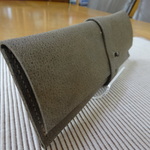 革のペンケース　ベージュがかったカーキ色