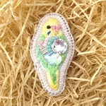 セキセイインコの手刺繍ブローチ（BR-065）<sujja（シューニャ）>