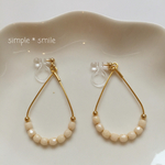 〈ピアス可〉＊ホワイト＊しずく形のビーズイヤリング ＊