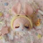 お昼寝シリーズ⭐️ 羊毛フェルト　ひよこの着ぐるみ　ピンクのたち耳うさぎ　ブローチ