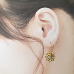 アレルギー対応✴︎gold ターコイズ ホワイト♡ボールと透かしフラワーのぶら下げピアス・イヤリング