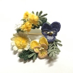 kouta0424様ご依頼ビオラ、ミモザ、カモミールの立体刺繍のリースブローチ