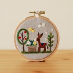 ロバのいる庭　手刺繍壁飾り (ベージュ）