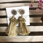 ビーズ刺繍風ポストとタッセルのイヤリング