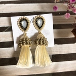 ビーズ刺繍風ポストとタッセルのピアス
