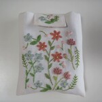 刺繍のカードケース（野の花）ホワイトリネン