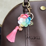 鮮やかつまみ細工花🌸 タッセル、イニシャル入り　バッグチャーム【パープル、ピンク、ブルー】　