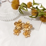ゴールドフラワー 2連ピアス フラワーピアス 花ピアス ゴールドピアス アレルギー対応 ロングピアス 結婚式 ブライダル ウェディング 入学式 卒業式 フォーマル 二次会 大ぶりピアス