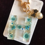 チャーム付きが可愛いイニシャルキーホルダー