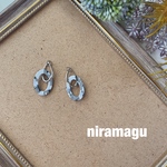 インポートパーツのモノトーンピアス