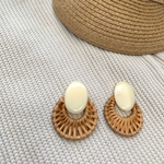 夏に！ベージュ×ブラウン　ラタンピアス/イヤリング　金属アレルギー対応　他　チタンピアス