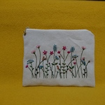 さわやかな花の咲く庭の刺繍の帆布のフラットポーチ