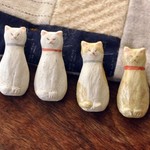 おしゃまネコの陶器ブローチ