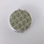 こぎん刺しのコンパクトミラー〈松笠〉