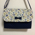 【mesasonpowan様  オーダーページです】小花のお花畑(紺)  ポシェット キッズ             