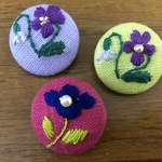 【3さまオーダー】直径約3㎝ ビーズ刺繍の包みボタンブローチ ☆アネモネ