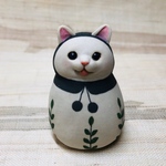 舌をしまい忘れた黒頭巾ねっこの置物。