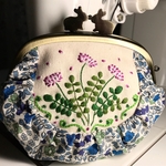 蓮華草の刺繍がま口ポーチ