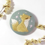 【期間限定】桜舞う きつねさんの刺繍ブローチ