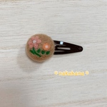 お花刺繍のフェルトボールのヘアピン