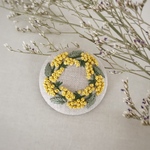 ミモザリースの手刺繍ブローチ