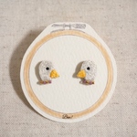 アヒルの手刺繍ピアス