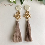 パーティ》大振りゴールドの花とタッセルのピアス／イヤリング