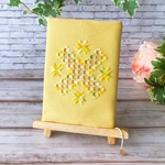 黄色いハーダンガー刺繍のブックカバー（文庫本）①