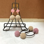 ❣️11/7まで送料無料❣️【セットでお得💕親子コーデに💕】パステルキューブ×編み玉のピアス+《選べる12color》ボンボンヘアゴムのセット《ベージュ》