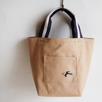 木の実を運ぶツバメの刺繍トートバッグ　