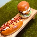 ベンチに乗っけたホットドッグとフィッシュバーガー☆