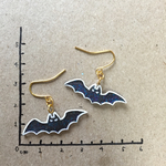キラキラ青コウモリのピアス