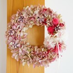 母の日ギフトにオススメ！カーネーションとセンニチコウがポイントのプリザーブドフラワーリース。