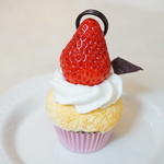 丸ごとイチゴのひとくちカップケーキ（メモスタンド）