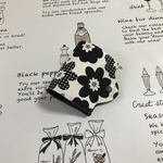 仮置きマスクケース　　　北欧花（ブラック）