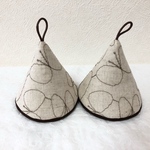 ☆choucho刺繍の柔らか綿麻生地 三角鍋つかみ ルクルーゼ♡ストウブに！