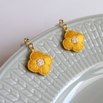 お花の刺繍ピアス・イヤリング（黄色）