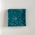 葉っぱの滴の大判ハンカチ（５０×５０）