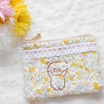 バンザイくまさん刺繍 花柄のミニフラットポーチ