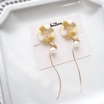 yellow × white clear flower イヤリング