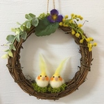 羊毛フェルトのオカメインコ夫婦♡草花の20㎝リース♡母の日♡プレゼント