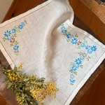 手刺繍リネンのクロス(ブルー)