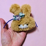 【ブローチ】ちゃいろちゃん♡花飾り♡フワフワうさぎのブローチ♡