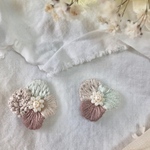 おはな（ライトグリーン）::ビーズ:刺繍:ビーズ刺繍:樹脂イヤリング:樹脂ピアス:花:小ぶり::