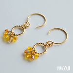 まあるいフックの華奢ピアス　ツイストリングとガラスビーズ　イエロー