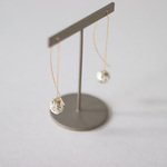 揺れる玉結びのピアス【黄金】